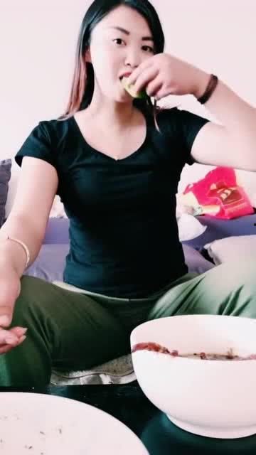 娱乐吃瓜酱戴上了手铐